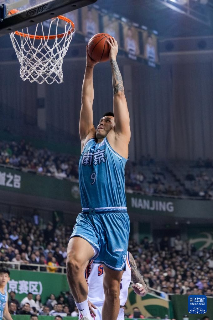 强硬防守与 强硬防守与